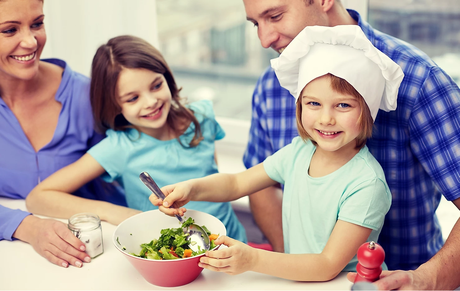 Приготовление еды детьми. Обед для детей. Семья на кухне. Здоровое питание в семье. Совместная готовка с детьми.